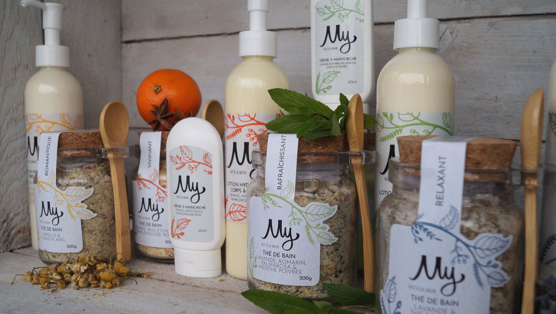 Thés de bain adoucissants, lotions hydratantes corps et mains, crèmes à mains riches